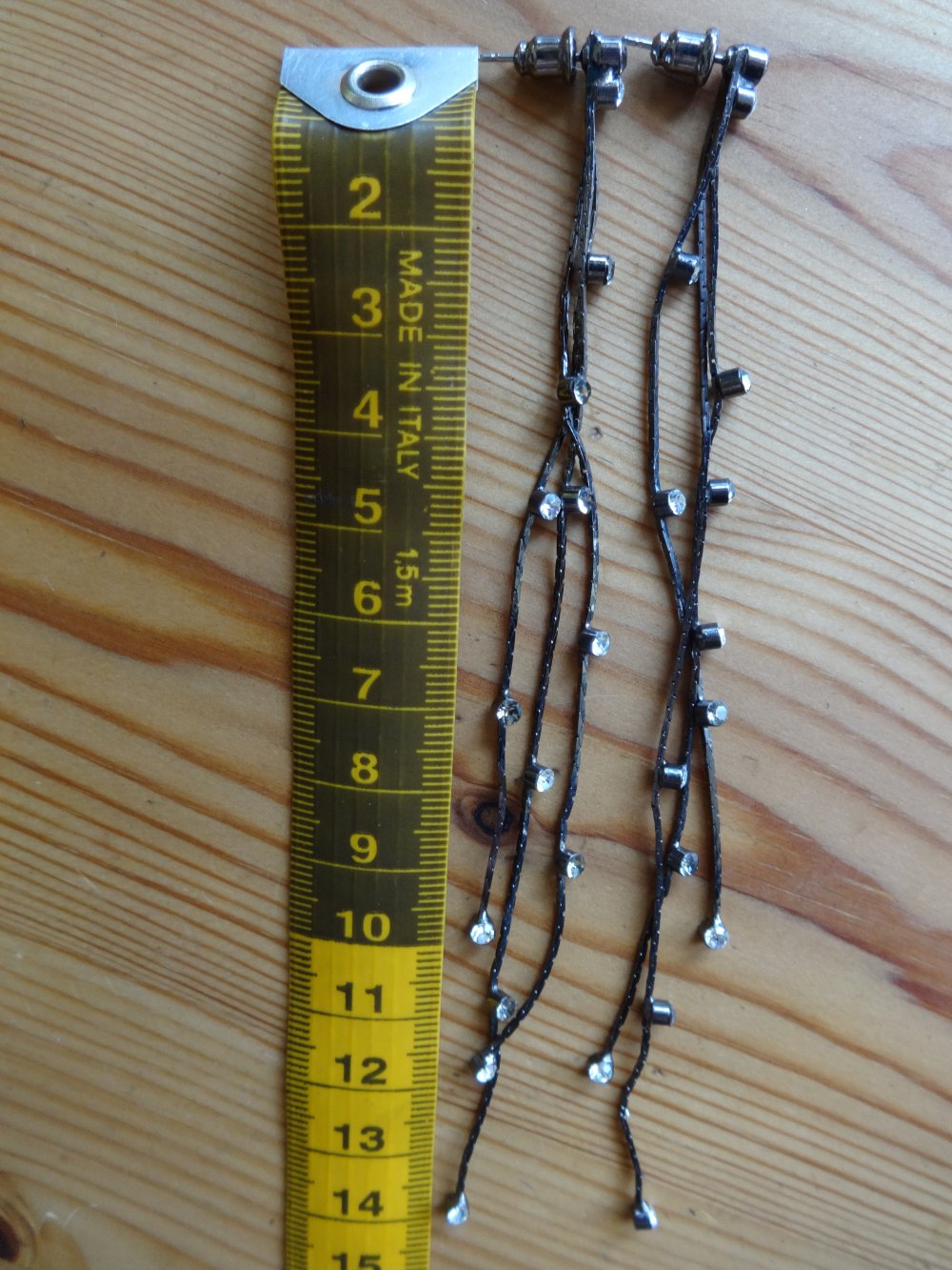 lange, elegante Ohrringe mit Glitzersteinchen