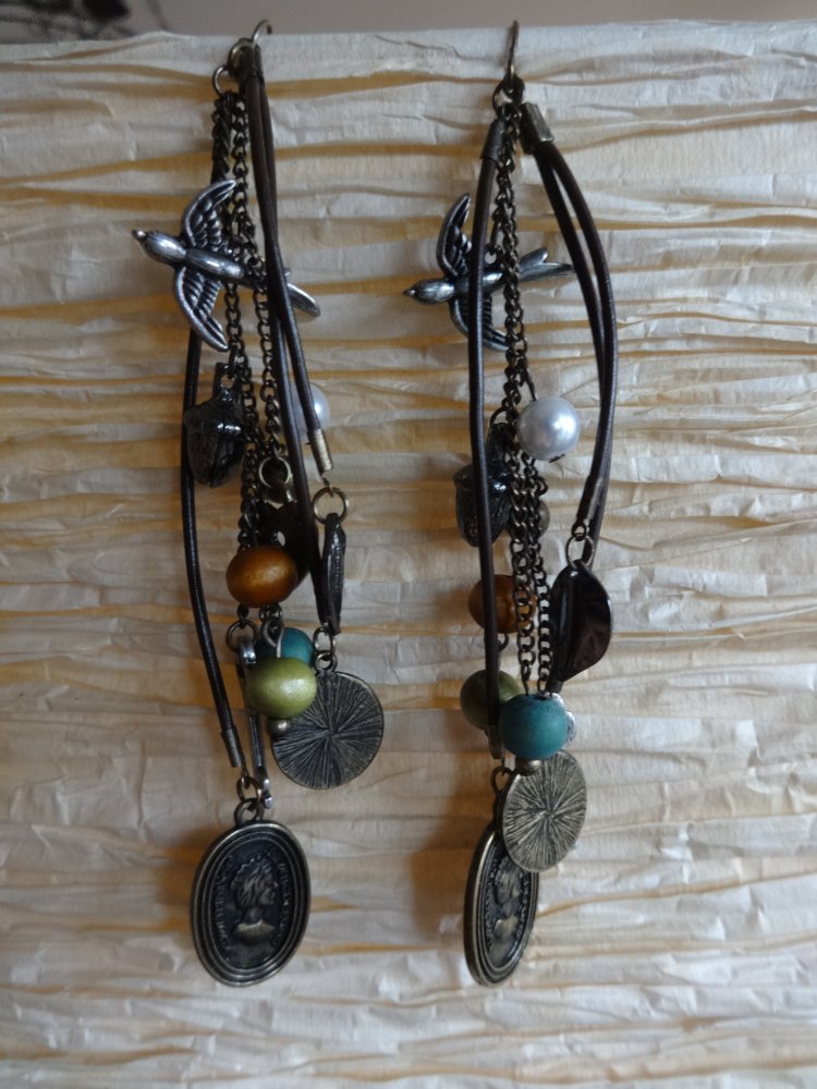 verspielte Ohrringe mit Schwalbe und bunten Perlen