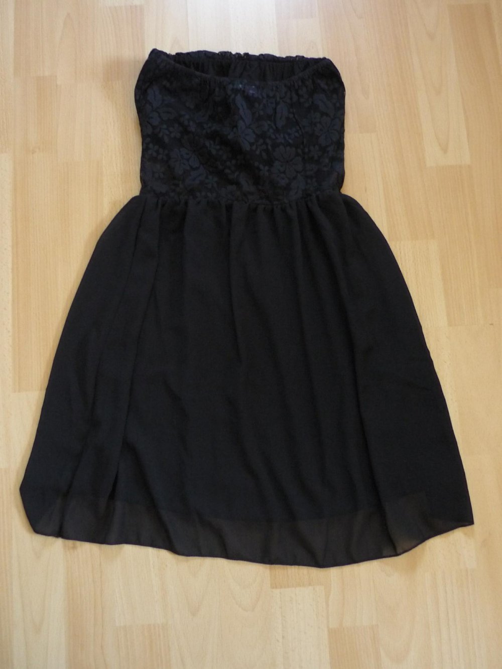 Kleid - schwarz - viel Spitze - transparenter Streifen - Gr. S