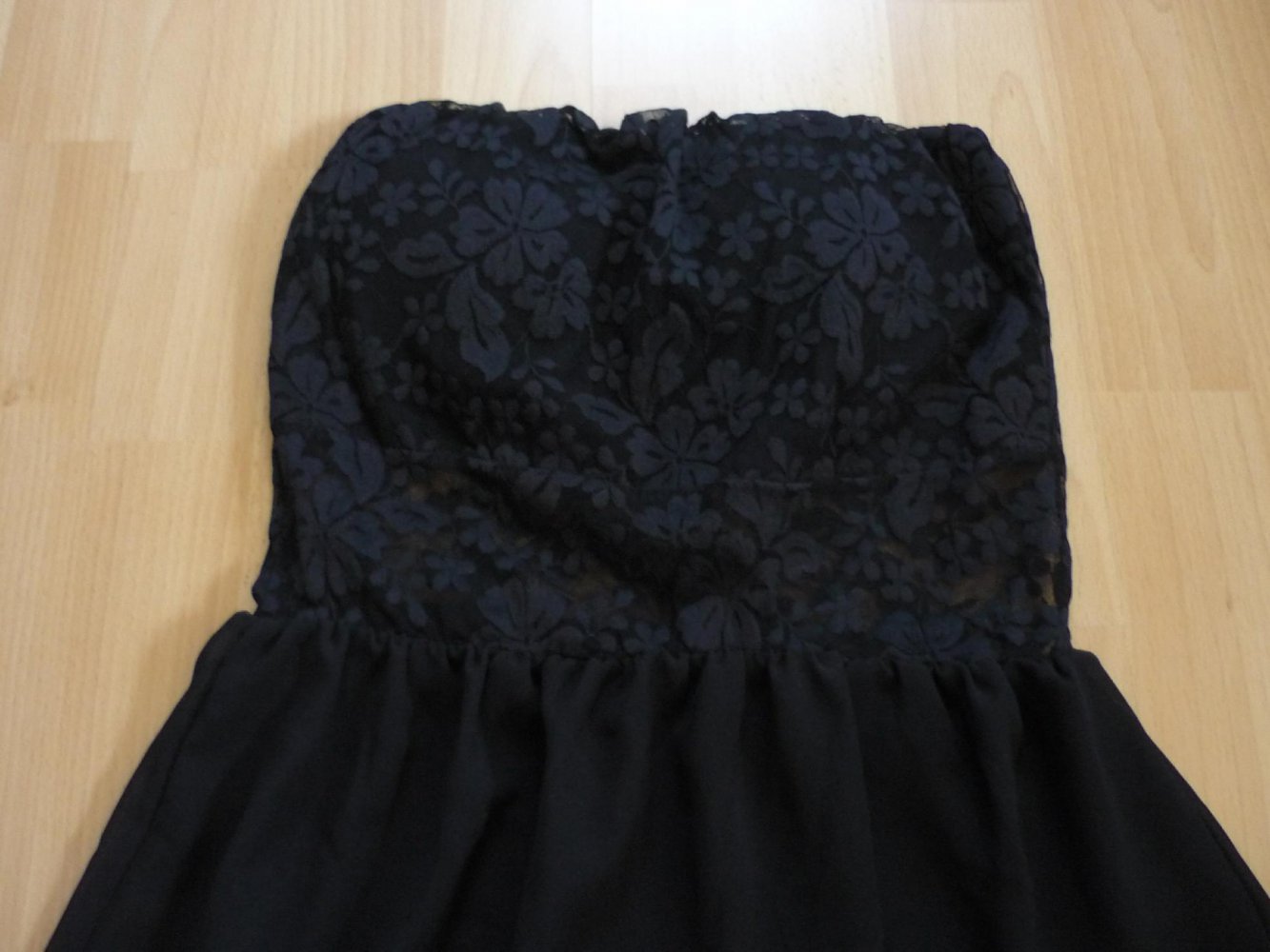 Kleid - schwarz - viel Spitze - transparenter Streifen - Gr. S