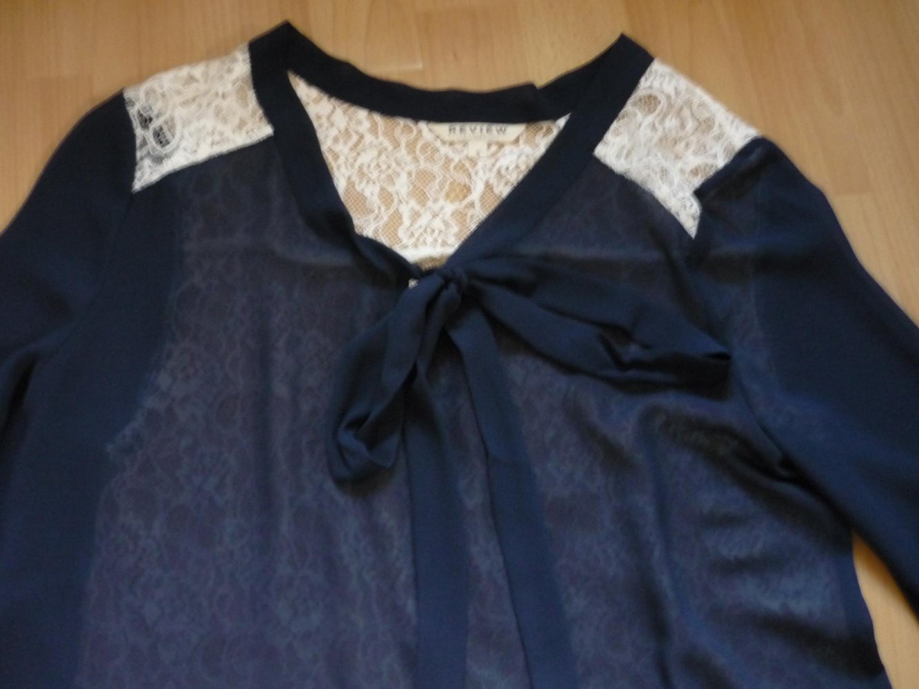 blaue Schluppenbluse mit weißer Spitze am Rücken - Gr. S - Review