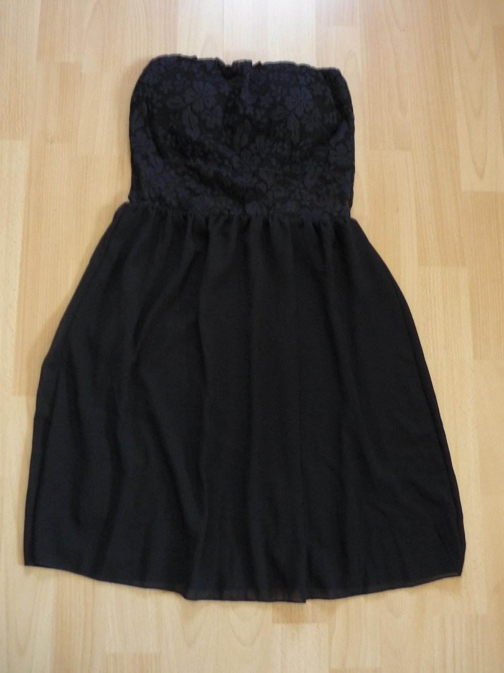 Kleid - schwarz - viel Spitze - transparenter Streifen - Gr. S