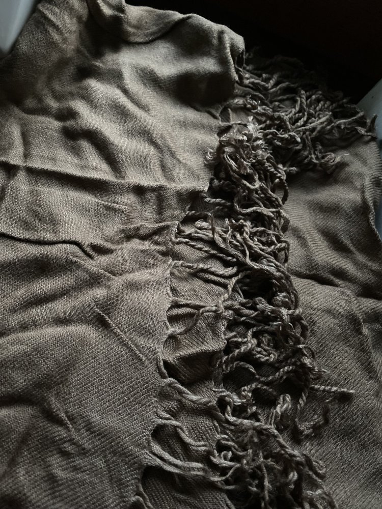 Brauner Schal von Samaya aus 100 % Viskose