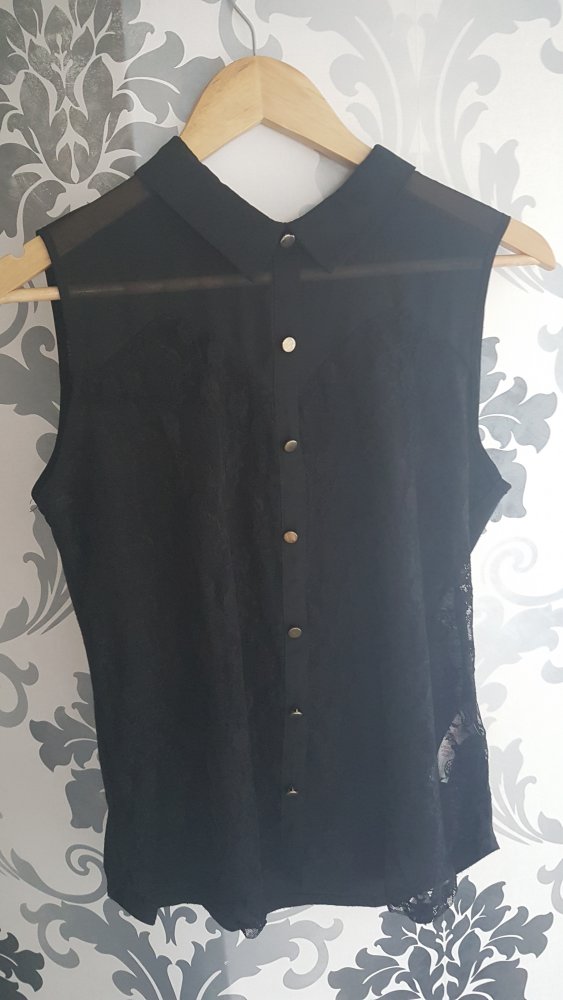 Schwarze Bluse mit Spitze und Knopfleiste