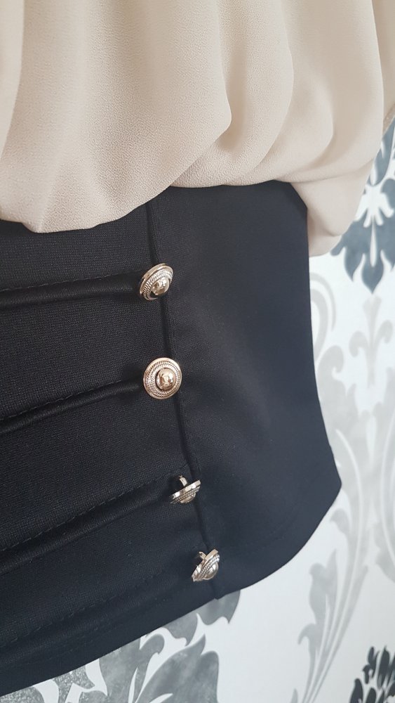 Schicke Bluse mit Knöpfen und Fledermausärmeln