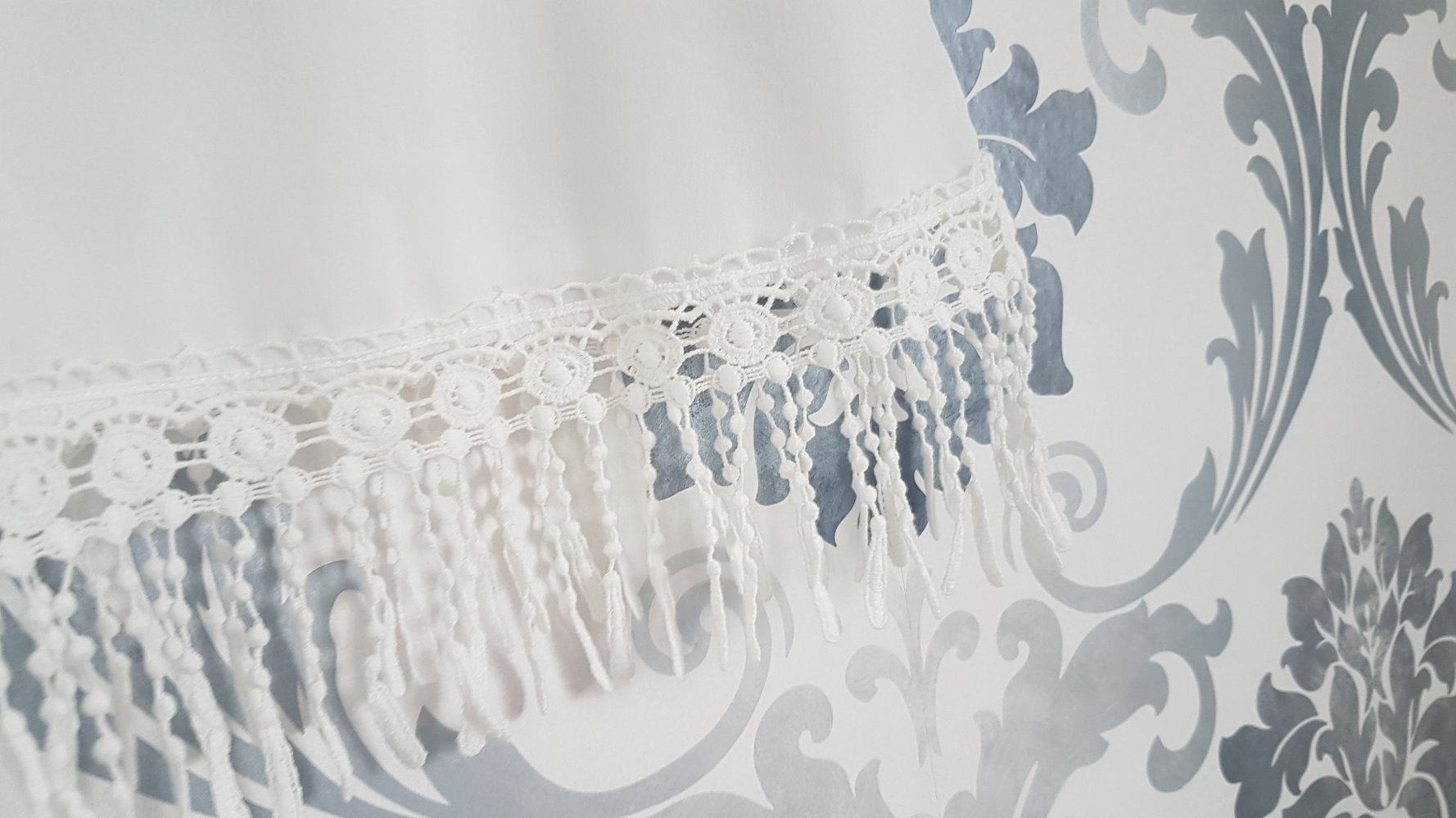 Weißes Top mit Fransen