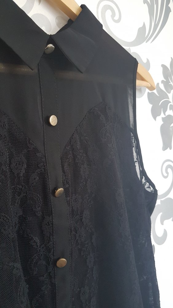 Schwarze Bluse mit Spitze und Knopfleiste