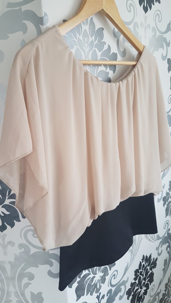 Schicke Bluse mit Knöpfen und Fledermausärmeln