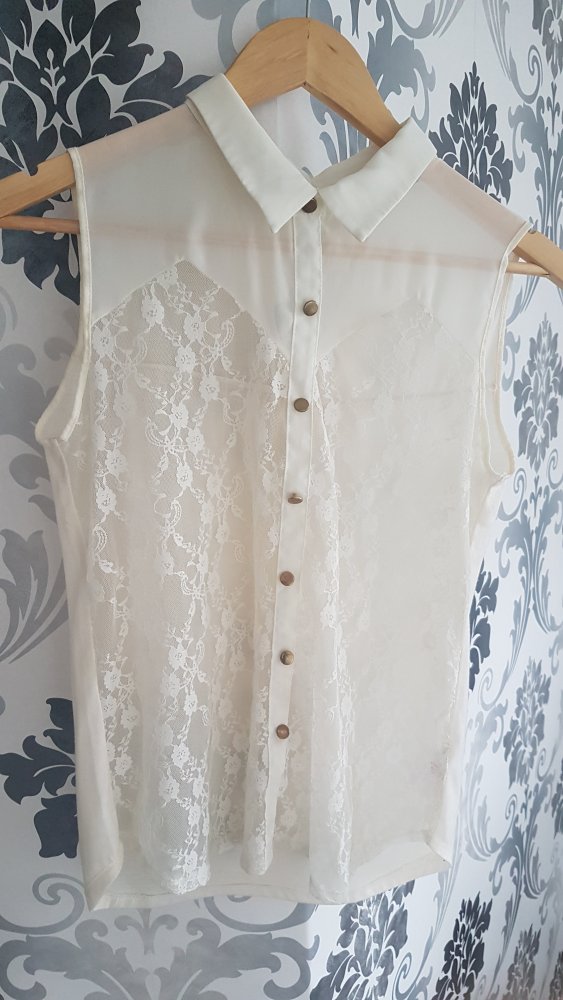 Bluse mit Spitze und Knopfleiste Creme