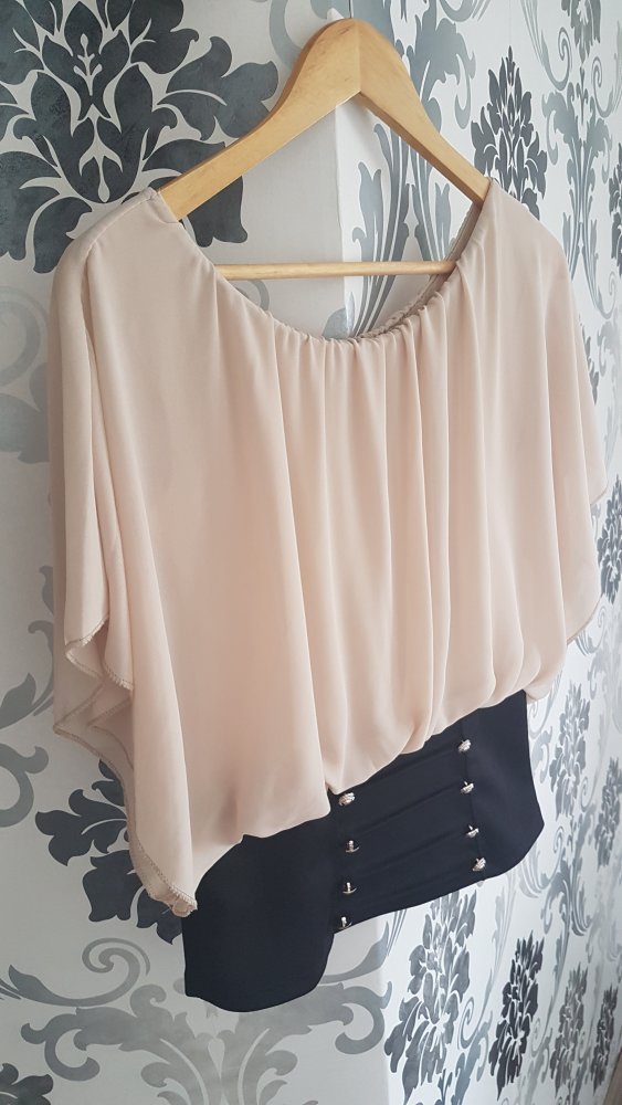 Schicke Bluse mit Knöpfen und Fledermausärmeln