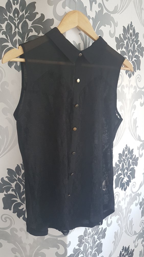 Schwarze Bluse mit Spitze und Knopfleiste