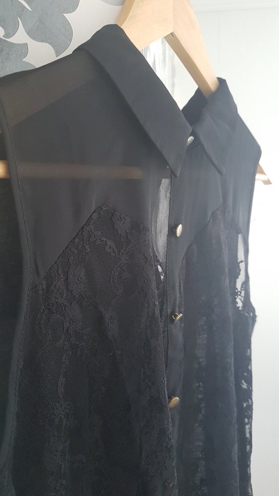 Schwarze Bluse mit Spitze und Knopfleiste