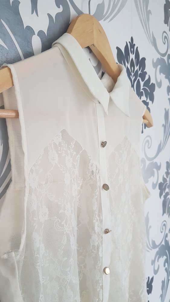 Bluse mit Spitze und Knopfleiste Creme