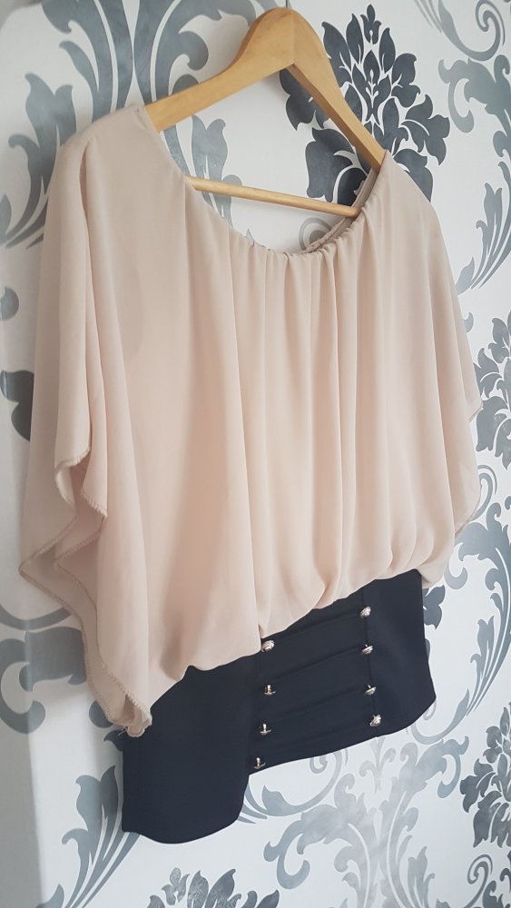 Schicke Bluse mit Knöpfen und Fledermausärmeln