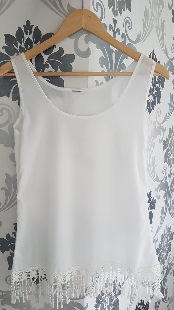 Weißes Top mit Fransen