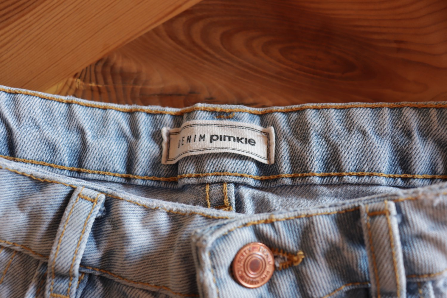 High Waist Shorts mit Stickerei