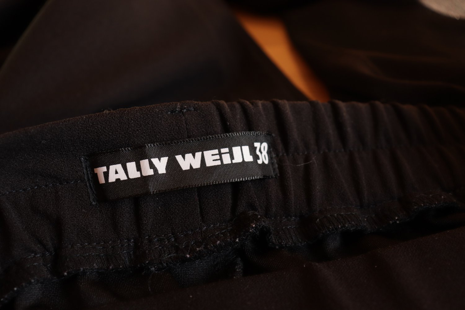 Schwarze Stoffhose mit Glitzerstreifen