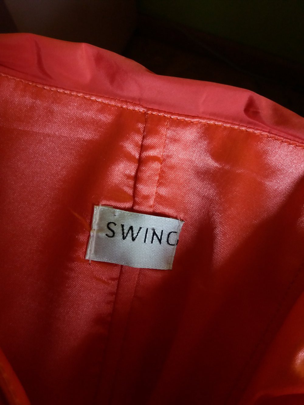 Coralfarbenes, trägerloses Ballkleid