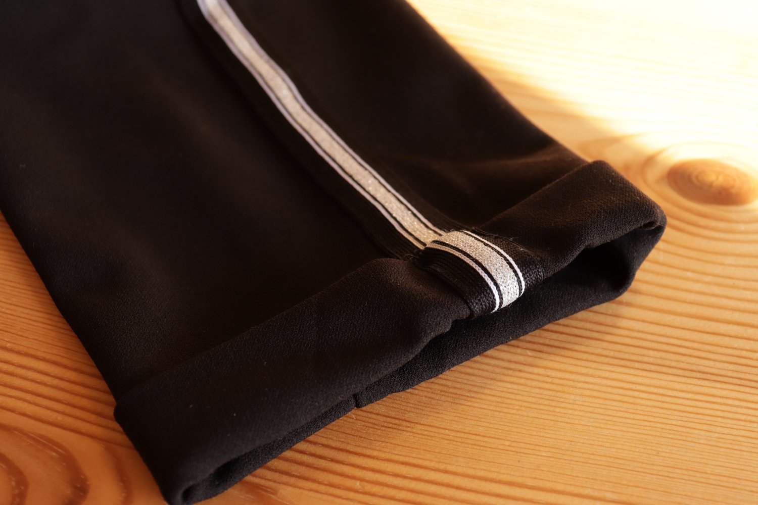 Schwarze Stoffhose mit Glitzerstreifen