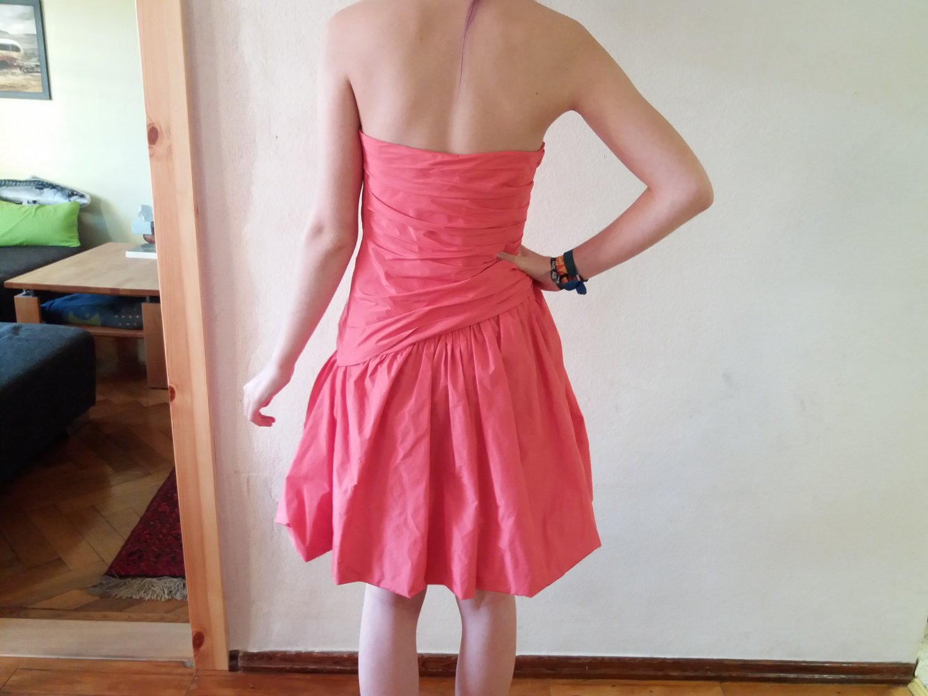 Coralfarbenes, trägerloses Ballkleid