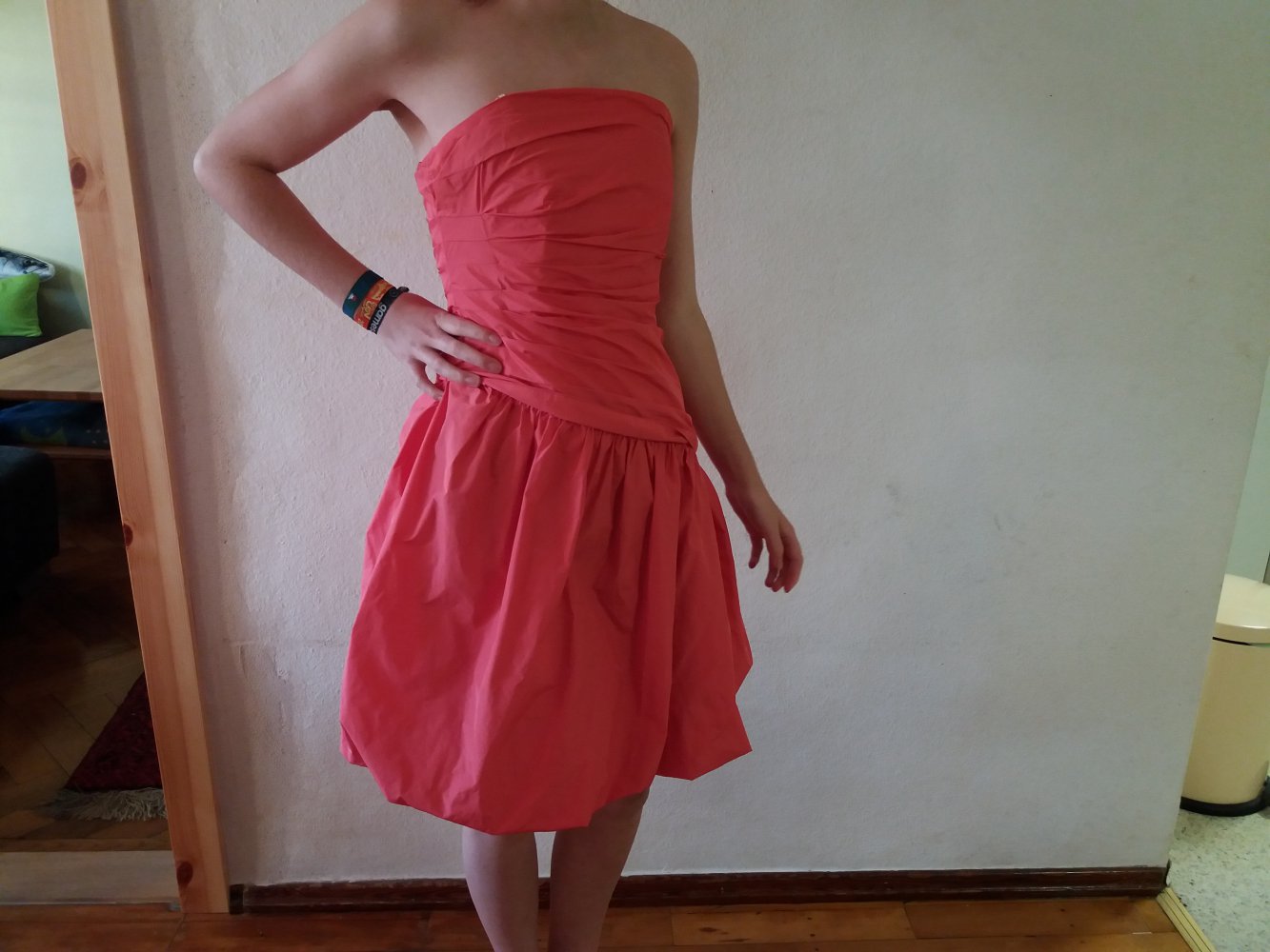 Coralfarbenes, trägerloses Ballkleid