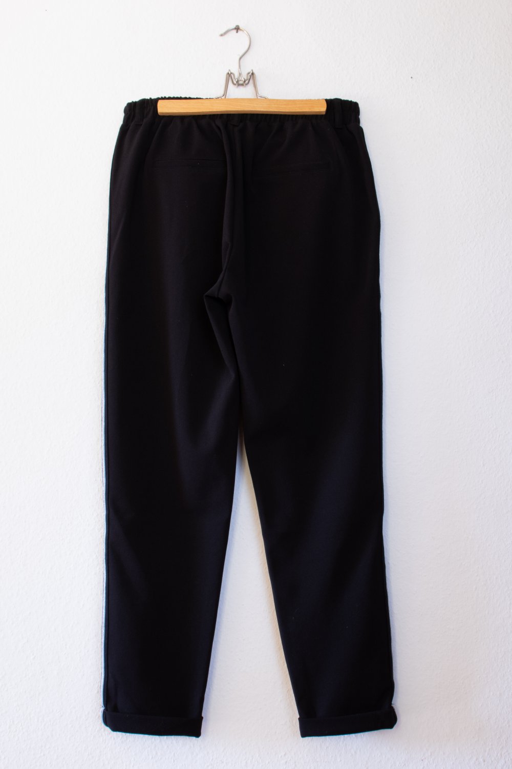 Schwarze Stoffhose mit Glitzerstreifen