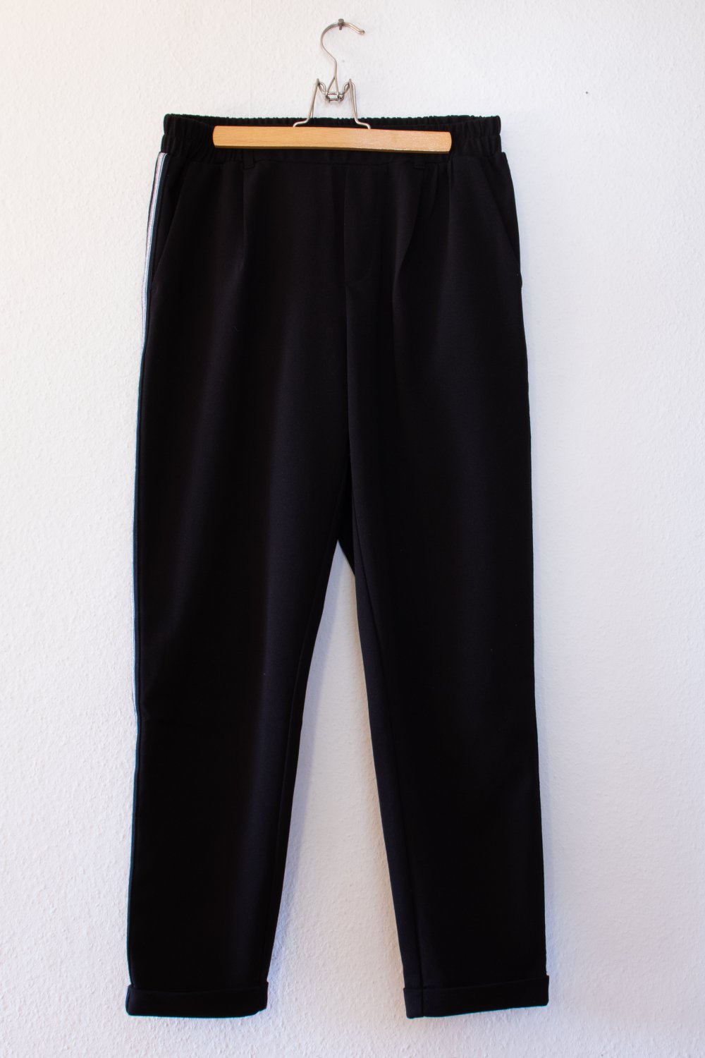 Schwarze Stoffhose mit Glitzerstreifen
