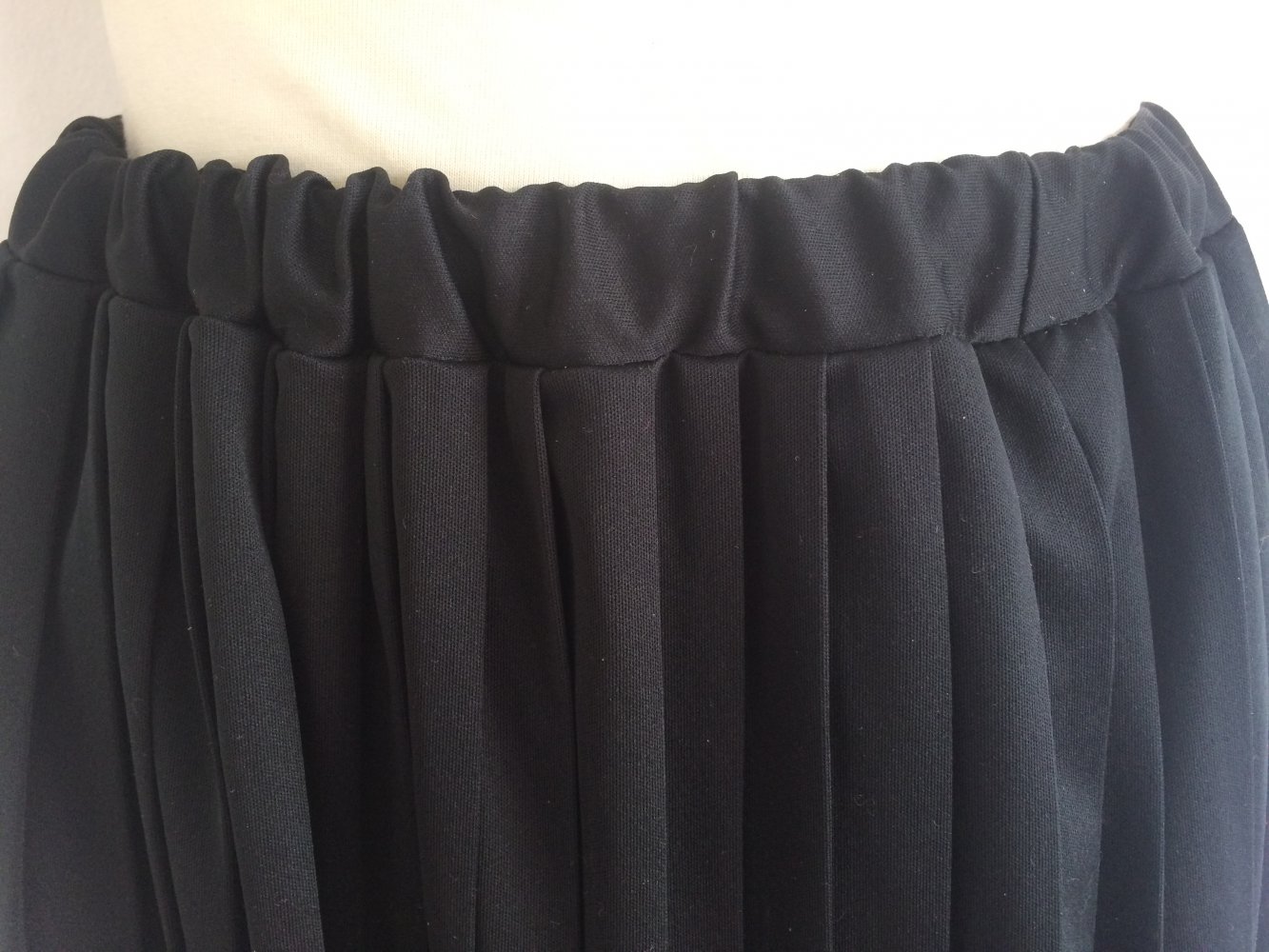 SCHWARZER PLISSEEROCK MIDIROCK GR. 44