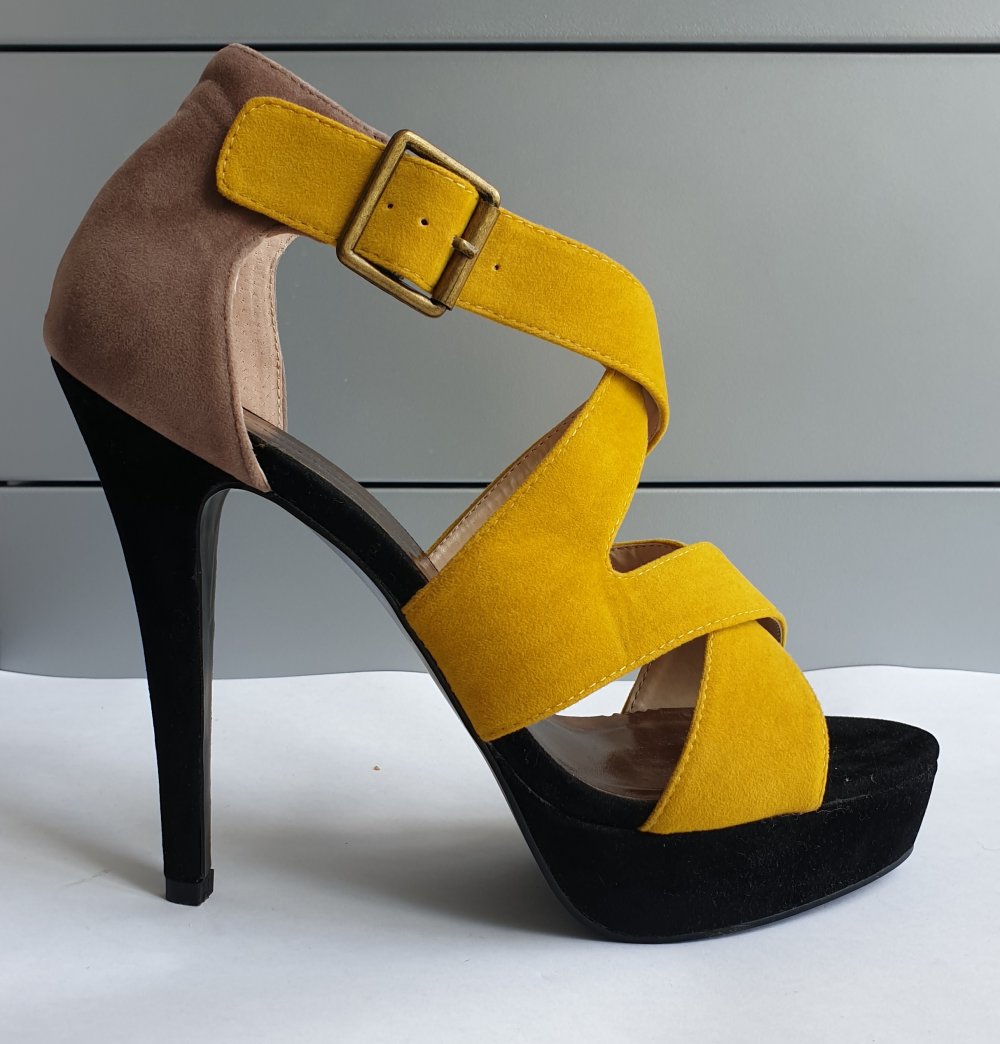 ungetragene High-Heels in 39