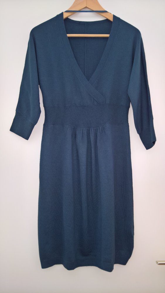 ungetragenes Strickkleid in petrol