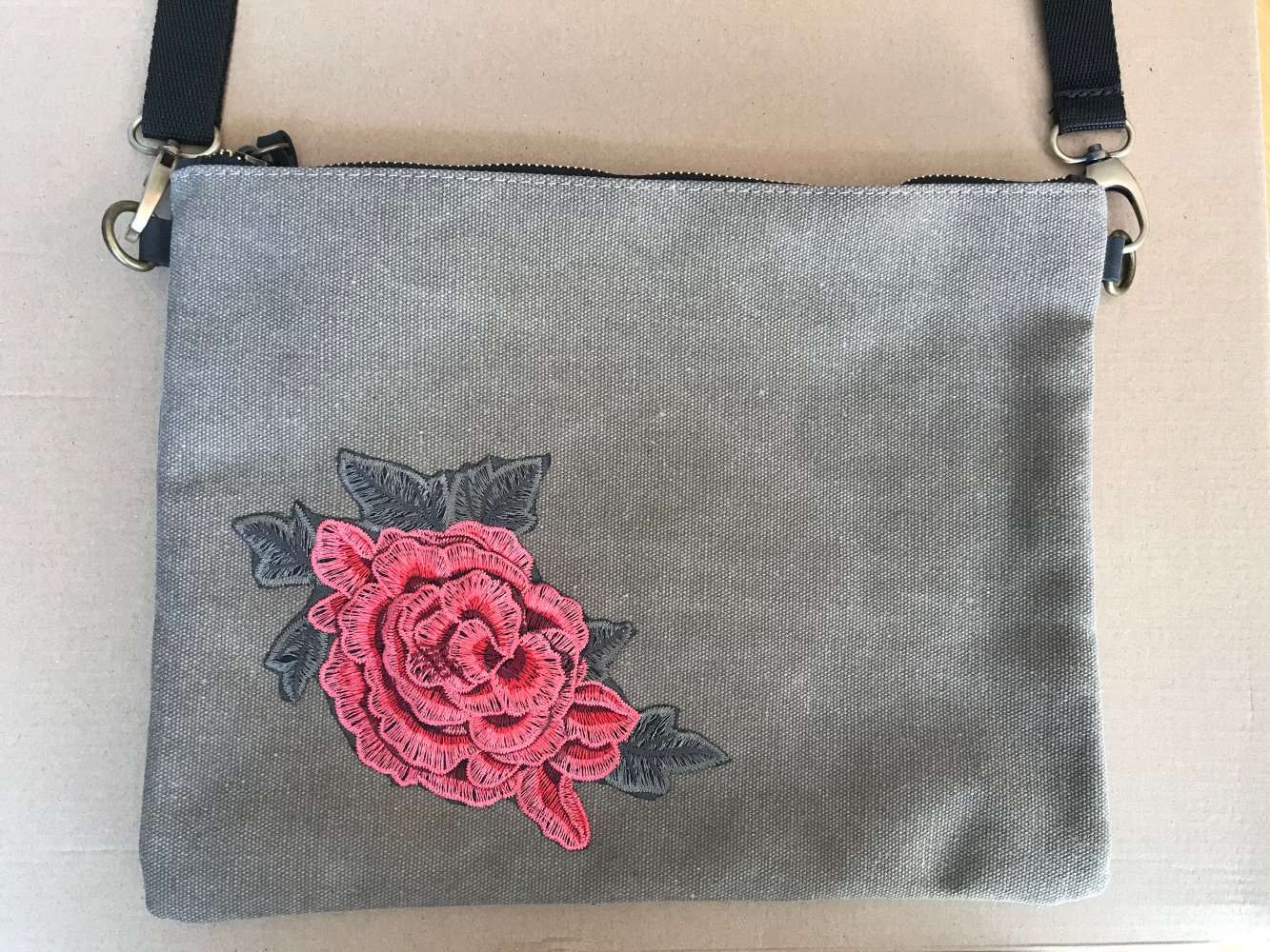 Tasche mit Rosenapplikation