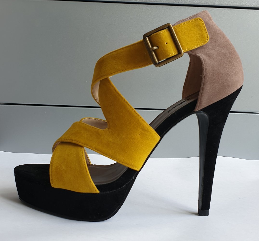 ungetragene High-Heels in 39