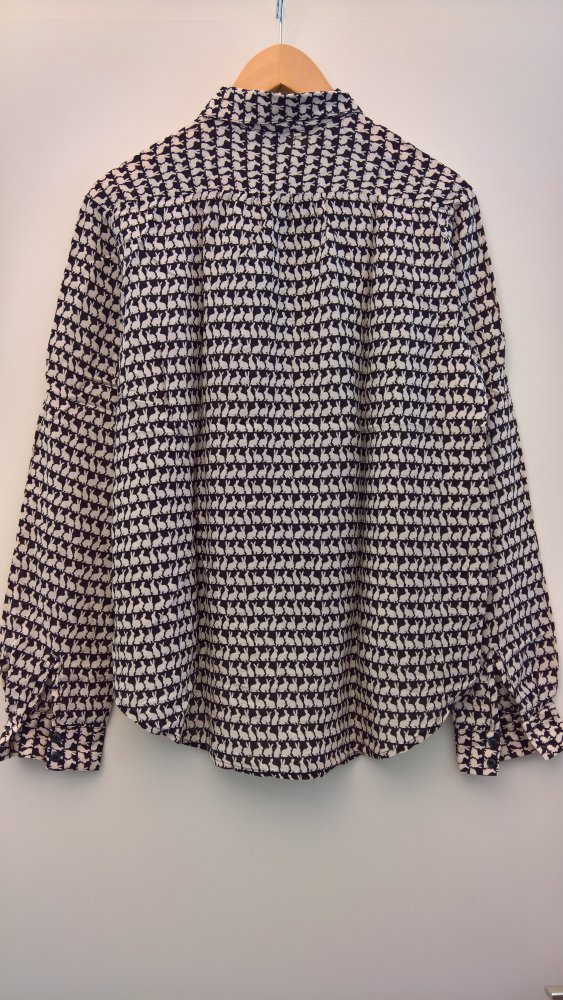 ungetragene Bluse mit Häschenmotiv
