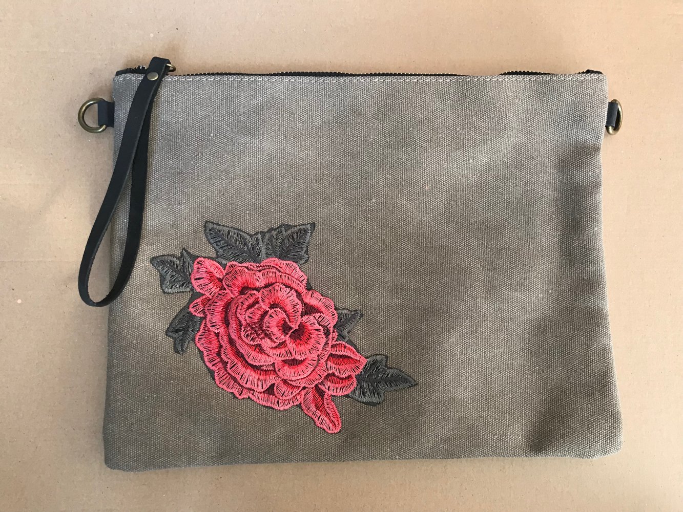 Tasche mit Rosenapplikation