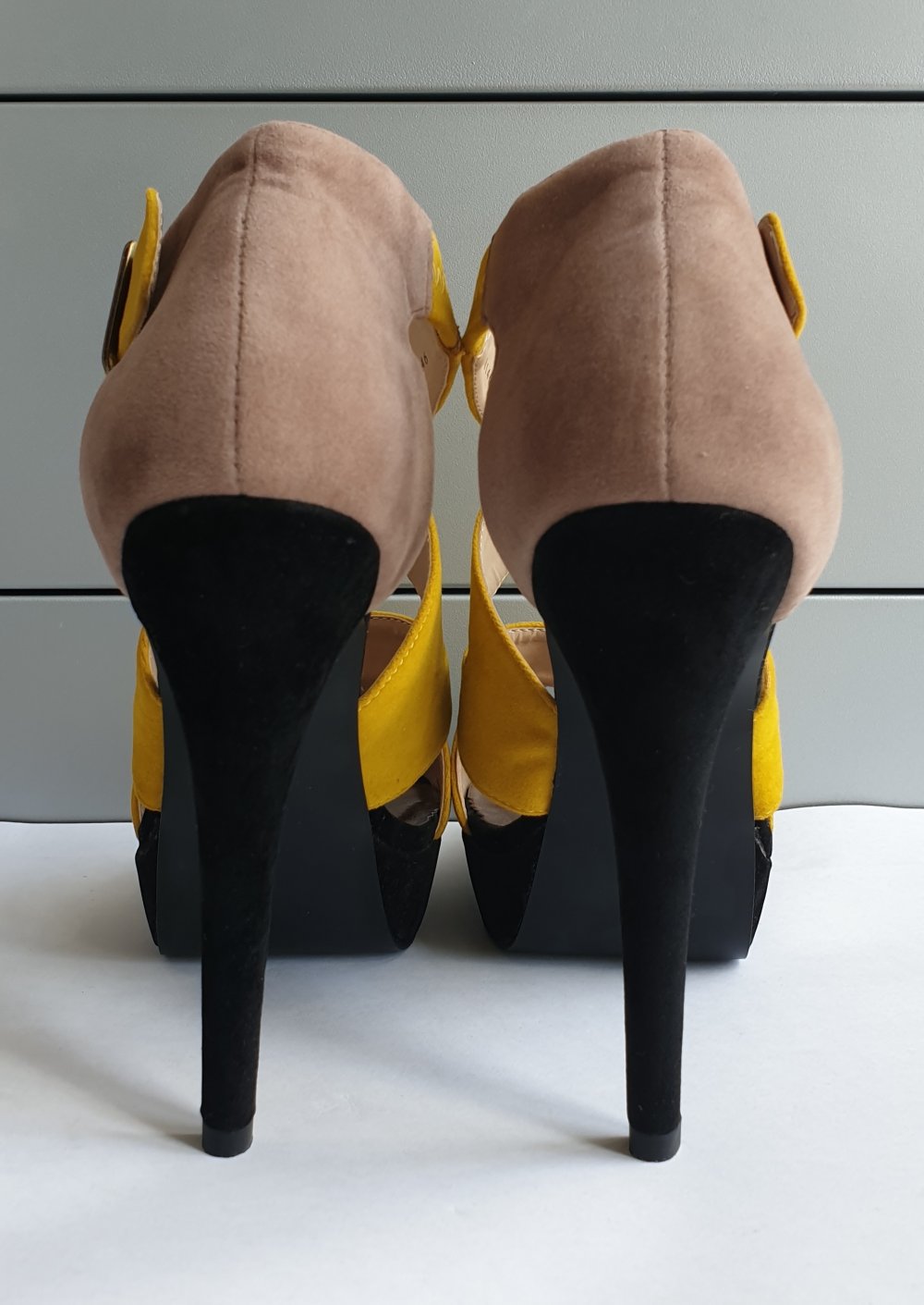 ungetragene High-Heels in 39