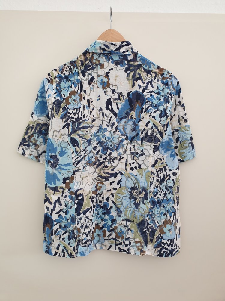 Kurzarmbluse mit Blumenmotiv in 38