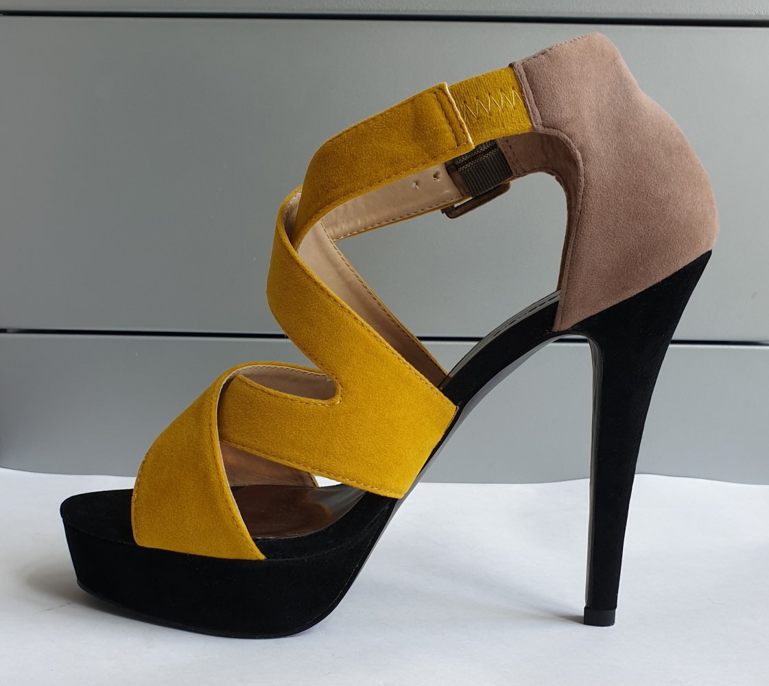 ungetragene High-Heels in 39