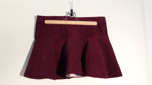 Rock in dunkelrotem Kordsamt