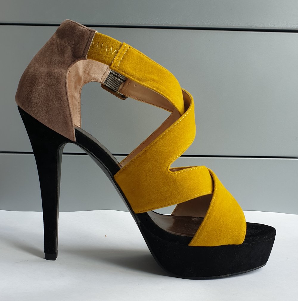 ungetragene High-Heels in 39