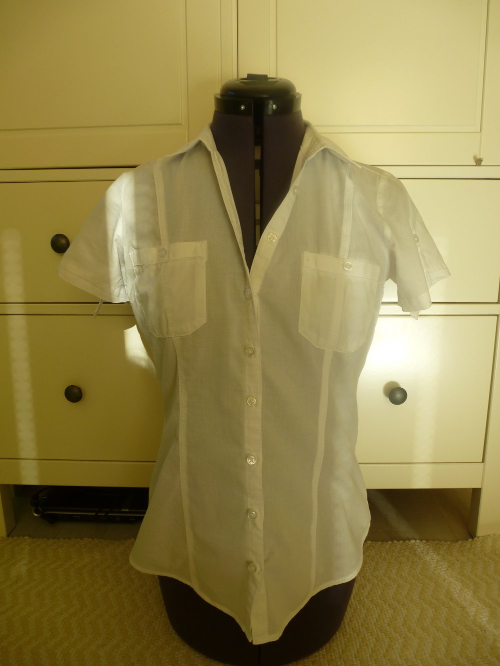 Weiße Bluse weiß kurzarm kurzärmlig Brusttaschen tailliert
