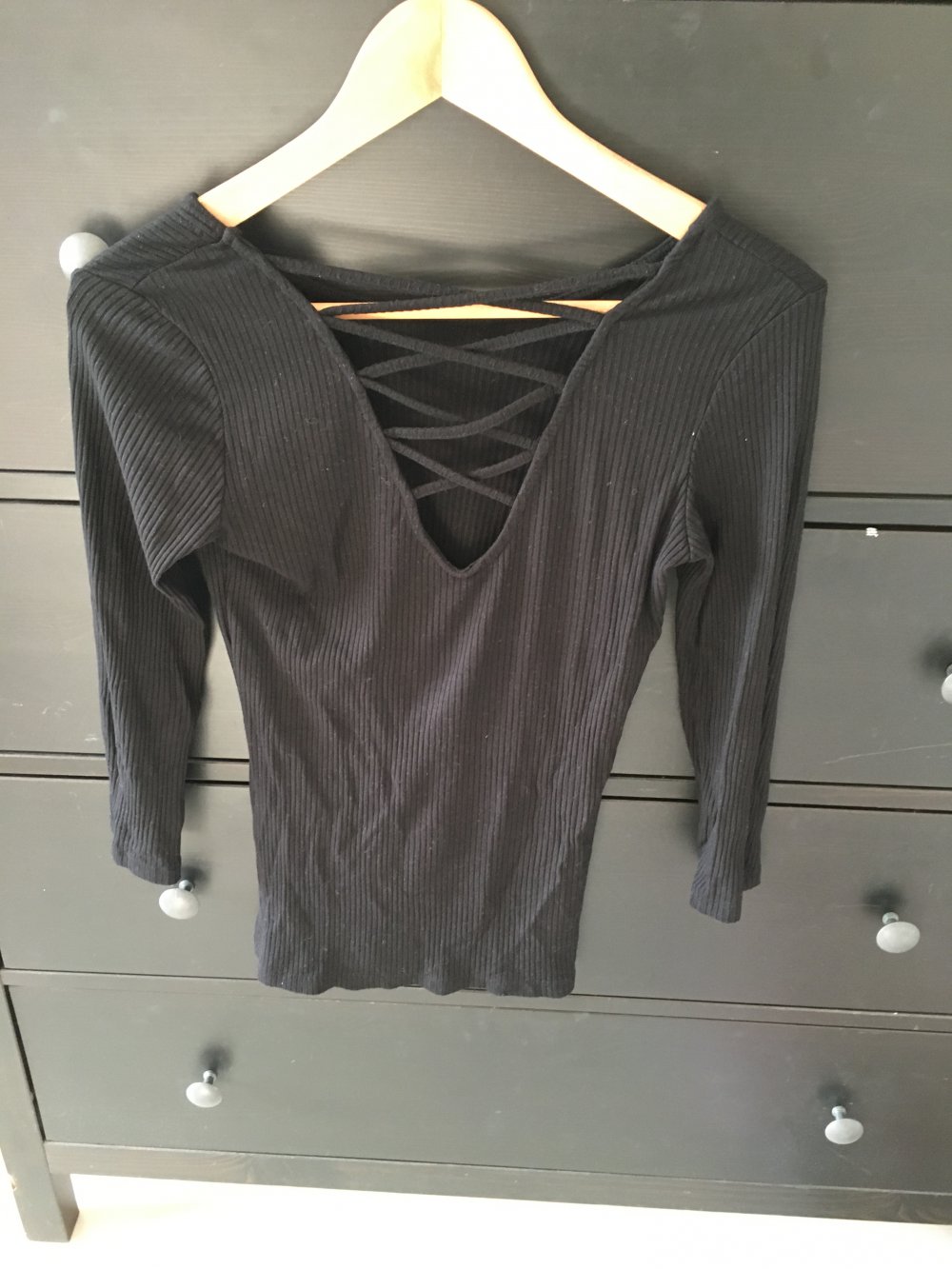 Langarm Shirt mit Rückenausschnitt schwarz New Yorker Amisu S