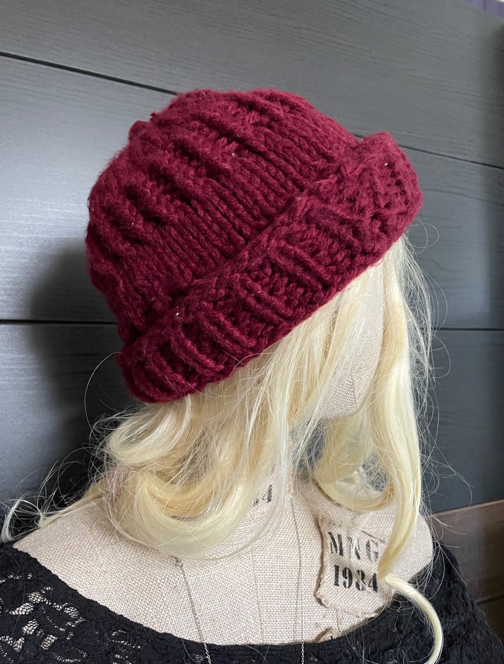 Weinrote Winter Mütze detailliert gearbeitet
