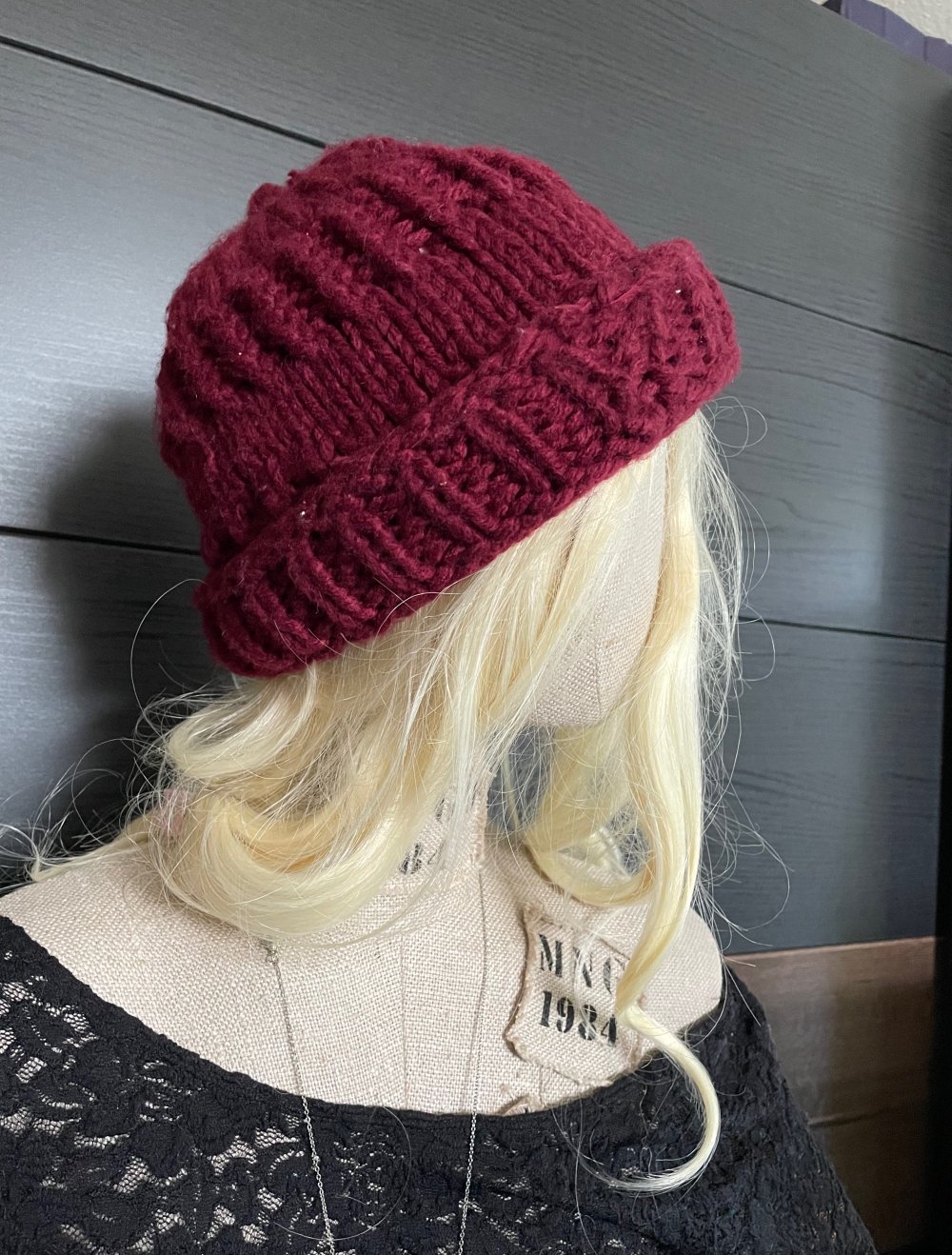 Weinrote Winter Mütze detailliert gearbeitet