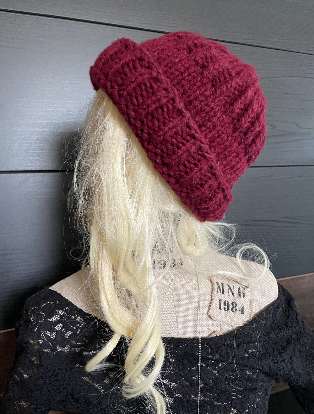 Weinrote Winter Mütze detailliert gearbeitet