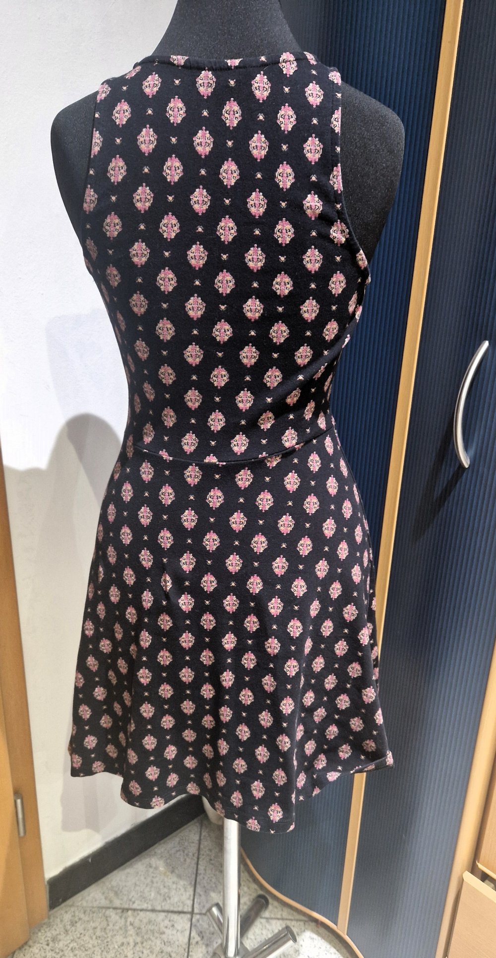 Damenkleid mit Rosa Muster