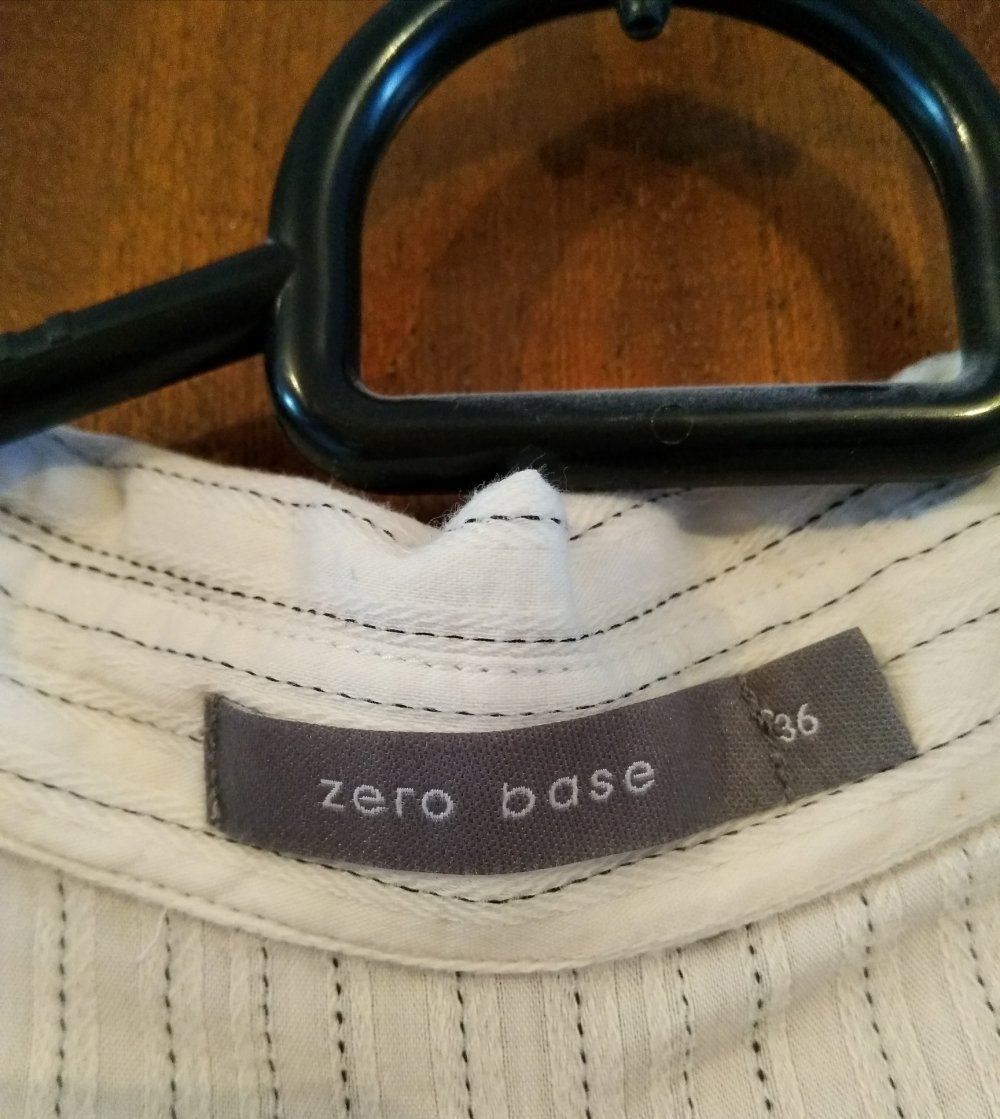 Taillierte weiße Bluse mit schwarzen Streifen 36