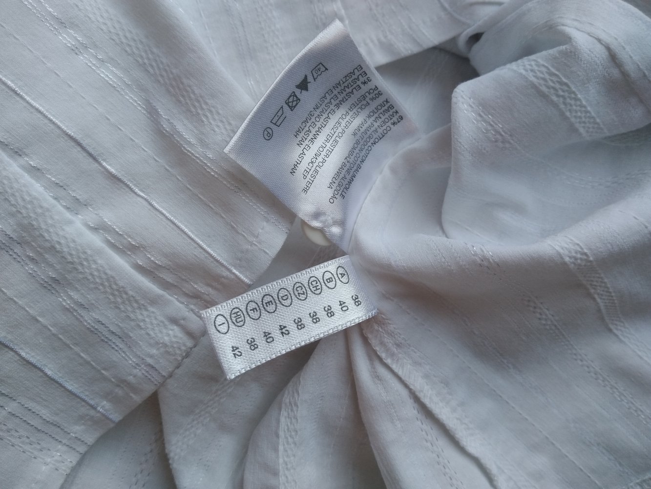 Weiße Bluse mit silbernen Streifen 38