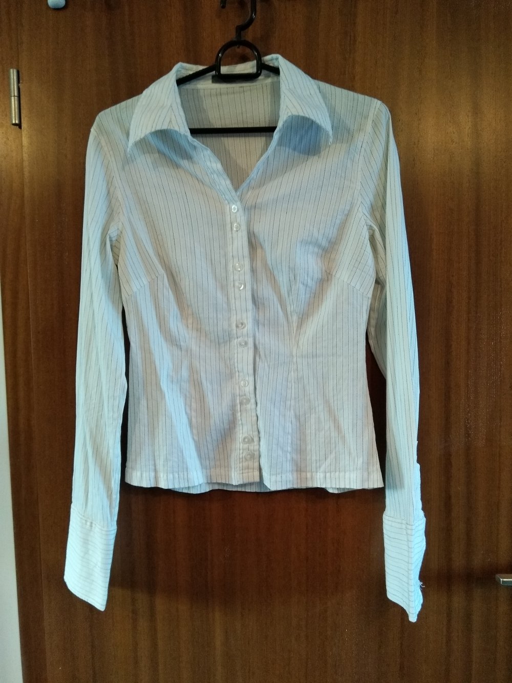 Taillierte weiße Bluse mit schwarzen Streifen 36