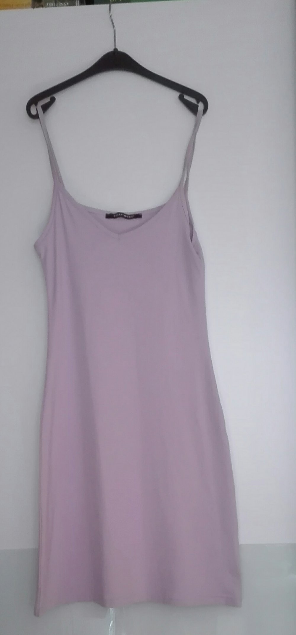 lila Trägerkleid