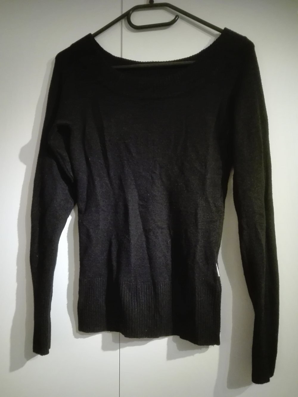 schwarzer Pullover mit Rundhals